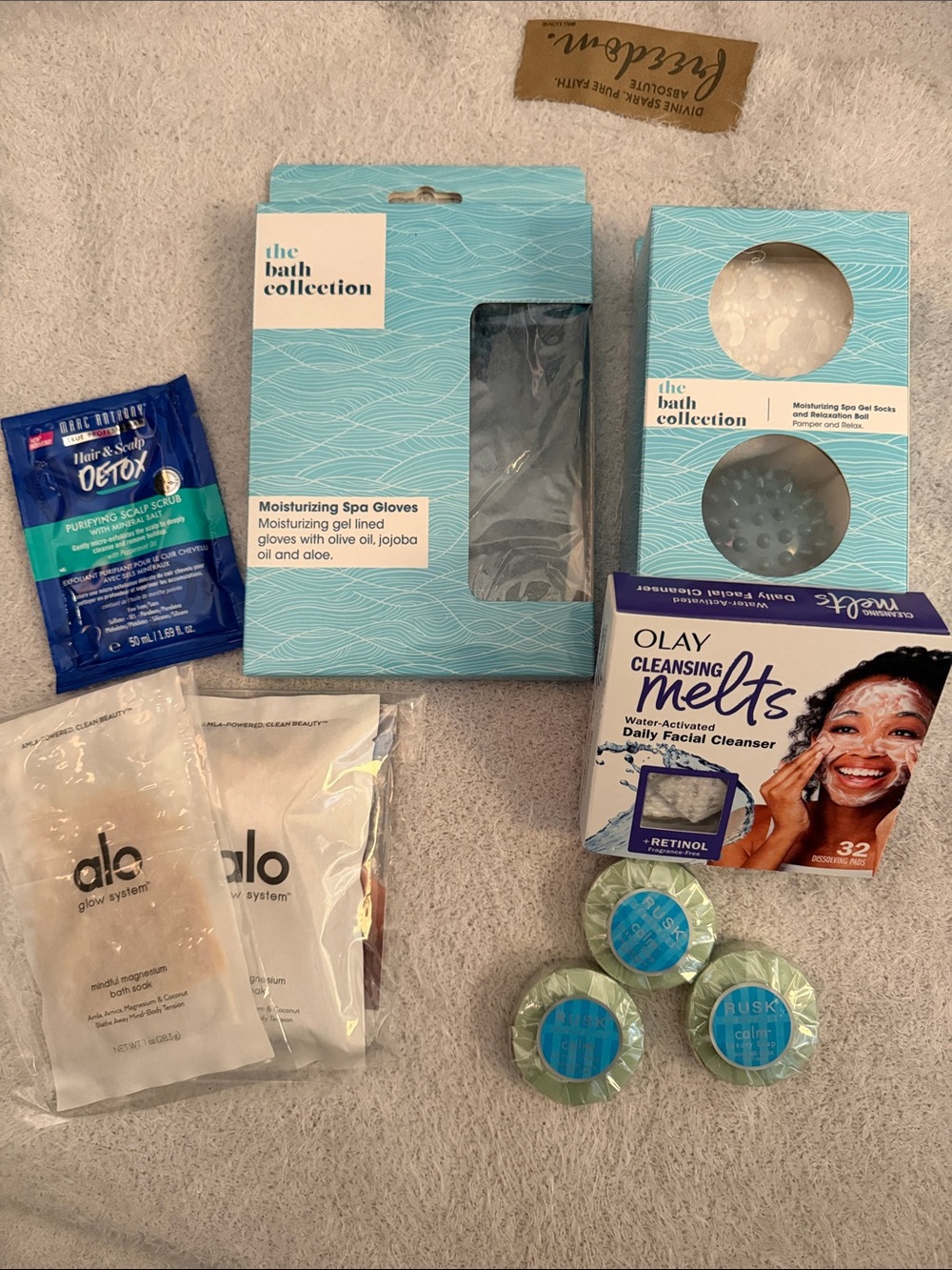 Moisturizing Spa Gloves and Socks makes the perfect start for a SPA gift.